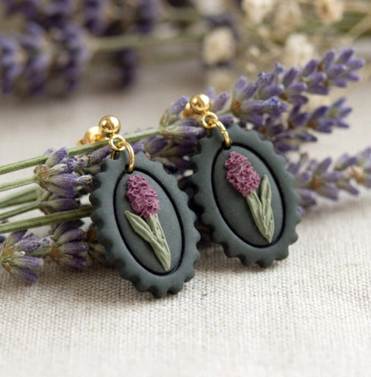 Lavendel Bilderrahmen Ohrringe – Kleine florale Polymer Clay Ohrringe