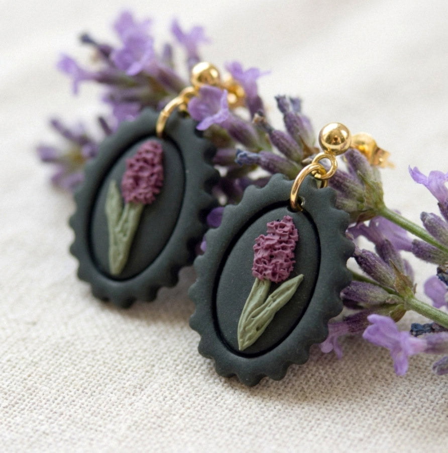 Lavendel Bilderrahmen Ohrringe – Kleine florale Polymer Clay Ohrringe
