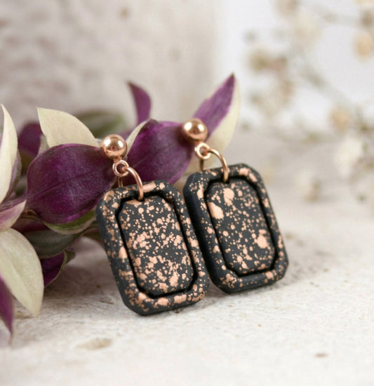 Schwarz-Gold Mini Statement Ohrringe – Handgefertigte Polymer Clay Ohrringe