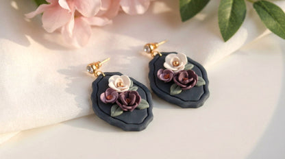 Midnight Bloom – Blaue Blumenwiese Ohrringe mit lila-weißen Blüten