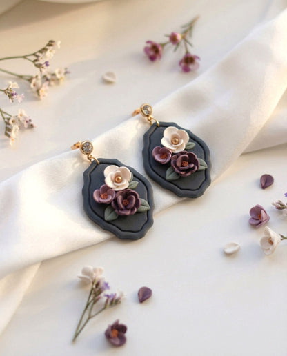 Midnight Bloom – Blaue Blumenwiese Ohrringe mit lila-weißen Blüten