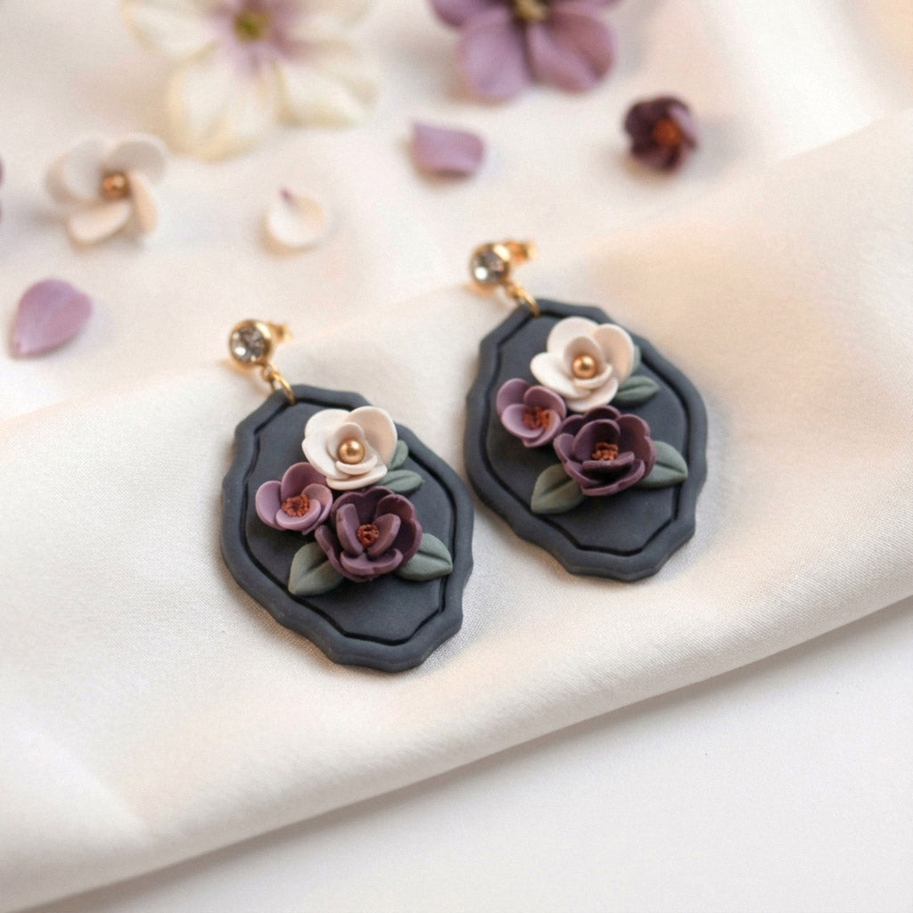 Midnight Bloom – Blaue Blumenwiese Ohrringe mit lila-weißen Blüten