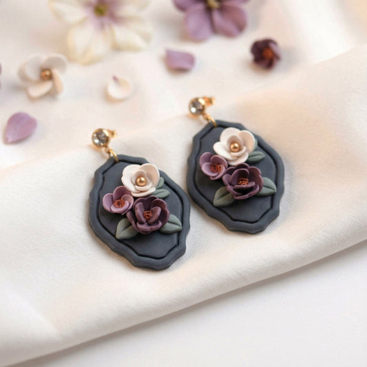 Midnight Bloom – Blaue Blumenwiese Ohrringe mit lila-weißen Blüten