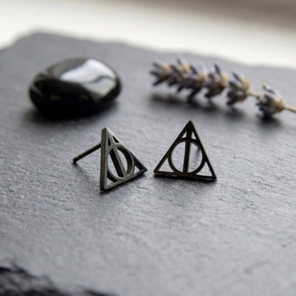 Schwarze Dreieck Ohrstecker – Geometrisches Unisex Statement