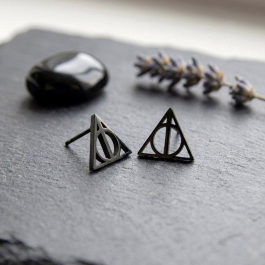 Schwarze Dreieck Ohrstecker – Geometrisches Unisex Statement