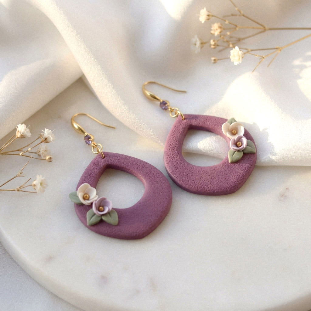 Purple Drop Blumen Hängeohrringe – Handgefertigte Polymer Clay Statement Ohrringe