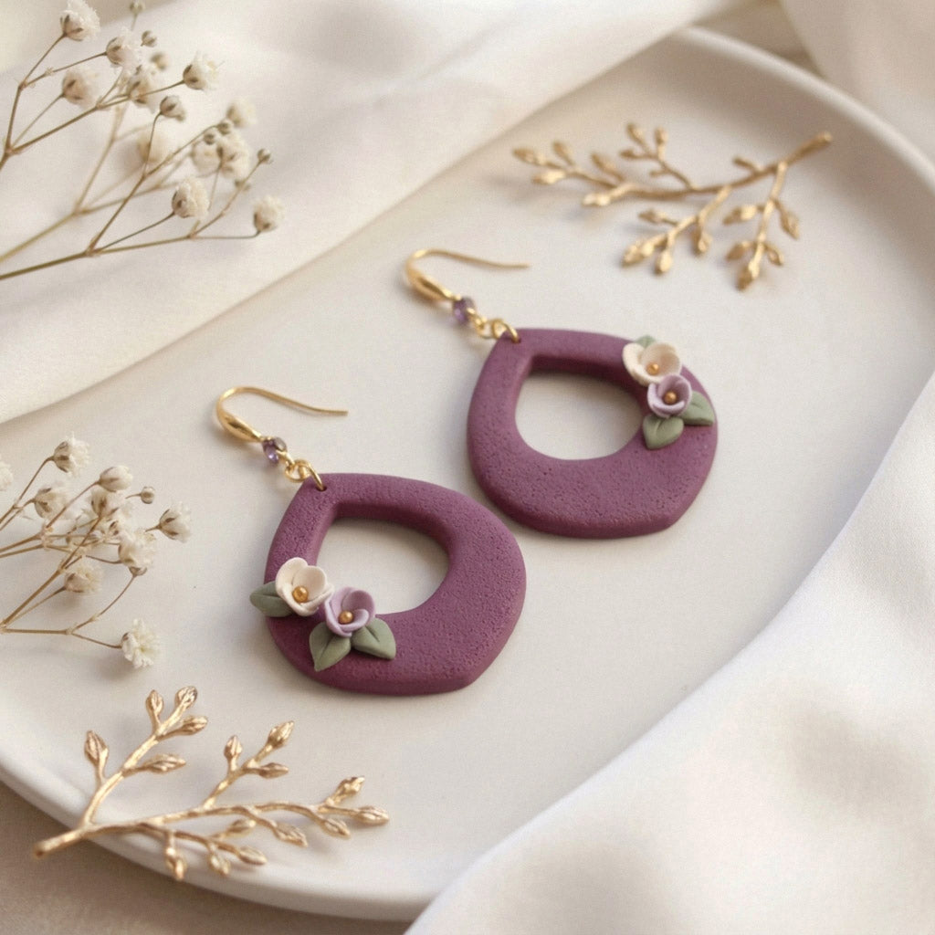 Purple Drop Blumen Hängeohrringe – Handgefertigte Polymer Clay Statement Ohrringe