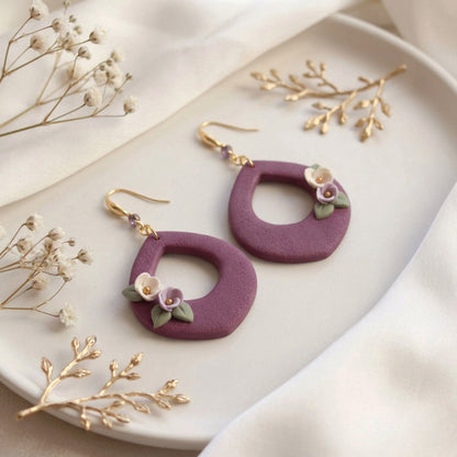 Purple Drop Blumen Hängeohrringe – Handgefertigte Polymer Clay Statement Ohrringe