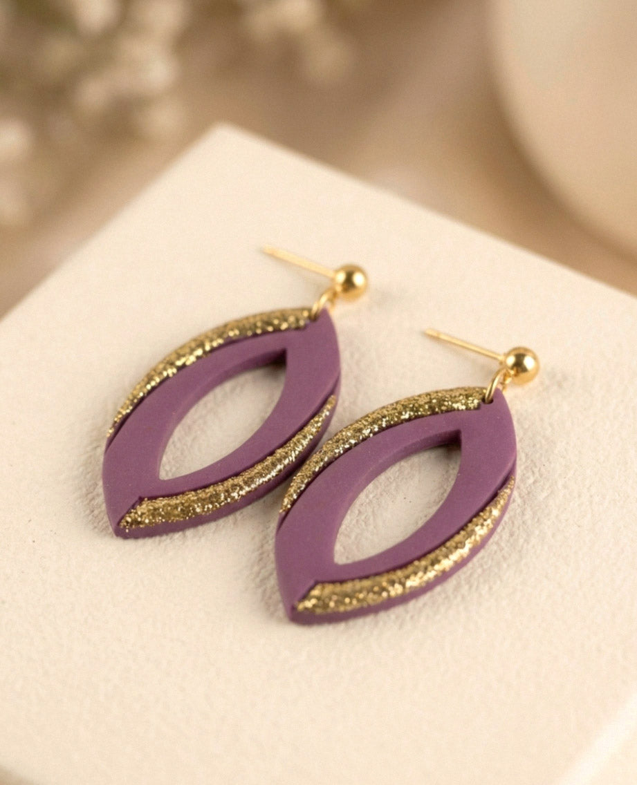 Elegante Lila Ohrringe mit Goldglitzer – Handgefertigte Polymer Clay Statement