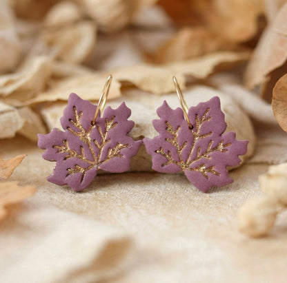 Herbst Ahorn – Weiß-Lila-Gold Ohrringe | Handgefertigte Polymer Clay Kollektion