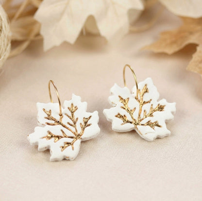 Herbst Ahorn – Weiß-Lila-Gold Ohrringe | Handgefertigte Polymer Clay Kollektion