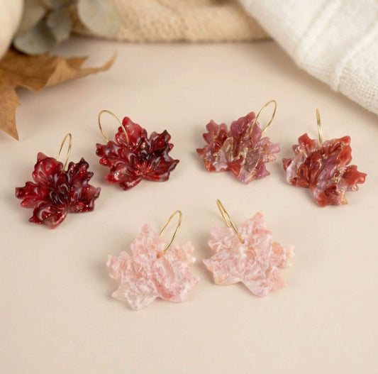 Ahornblatt Ohrringe – Handgefertigte herbstliche Polymer Clay Ohrringe