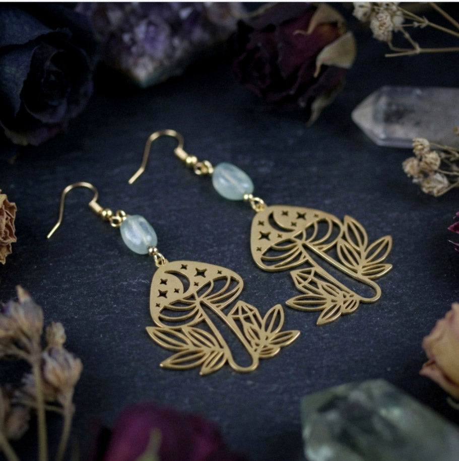 Goldene Pilz Ohrringe mit Natursteinperlen – Statement Schmuck | Enchanted Mushrooms