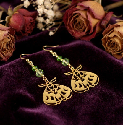 Goldene Motten Ohrringe mit Natursteinperlen – Statement Schmuck | Nocturne Kollektion