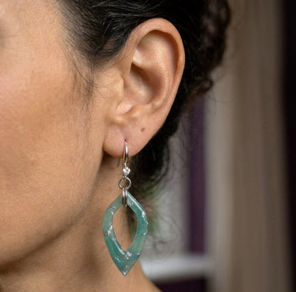 Elegante Grün-Silber Marmor Ohrringe – Handgefertigte Statement Kollektion