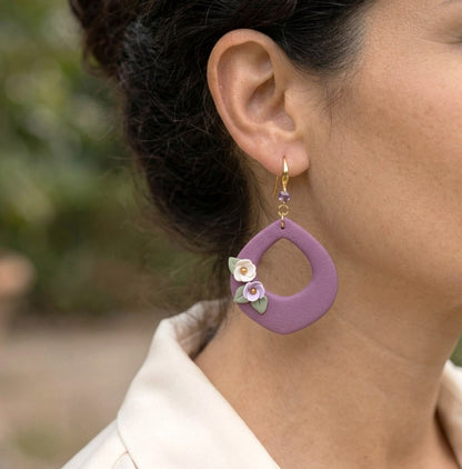 Purple Drop Blumen Hängeohrringe – Handgefertigte Polymer Clay Statement Ohrringe