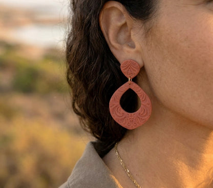 Boho Terra Cotta Ohrringe – Handgefertigte Polymer Clay Statement Ohrringe