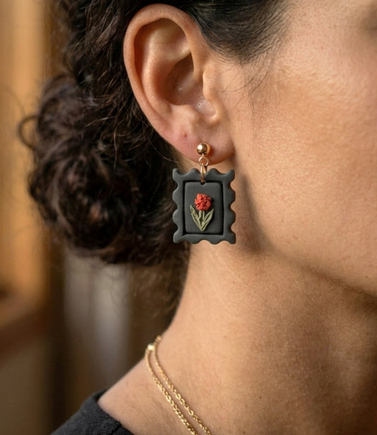 Marigold – Kleine handgefertigte Blumen-Ohrringe aus Polymer Clay