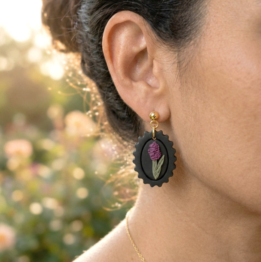 Lavendel Bilderrahmen Ohrringe – Kleine florale Polymer Clay Ohrringe