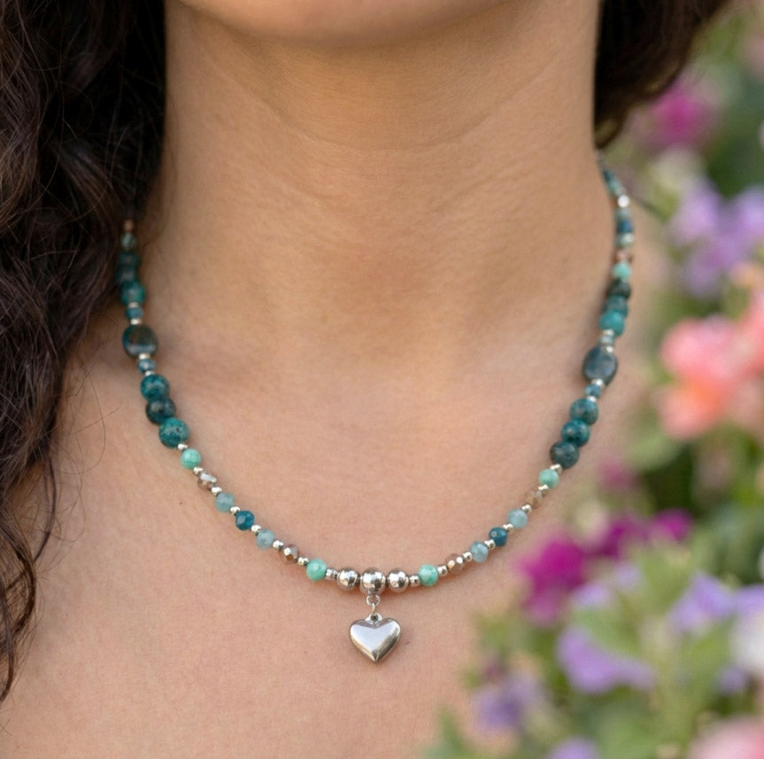 Grün-Türkise Apatit Naturstein Perlenhalskette mit Herzanhänger – Handgefertigt