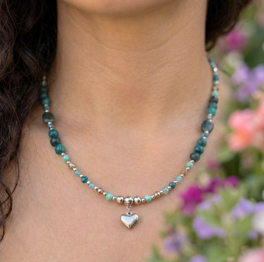 Grün-Türkise Apatit Naturstein Perlenhalskette mit Herzanhänger – Handgefertigt