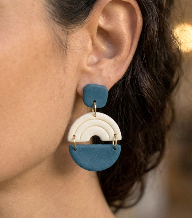 Blau-Weiße Bogen Ohrringe – Handgefertigte Polymer Clay Statement