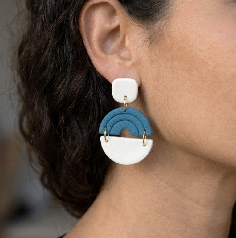 Blau-Weiße Bogen Ohrringe – Handgefertigte Polymer Clay Statement