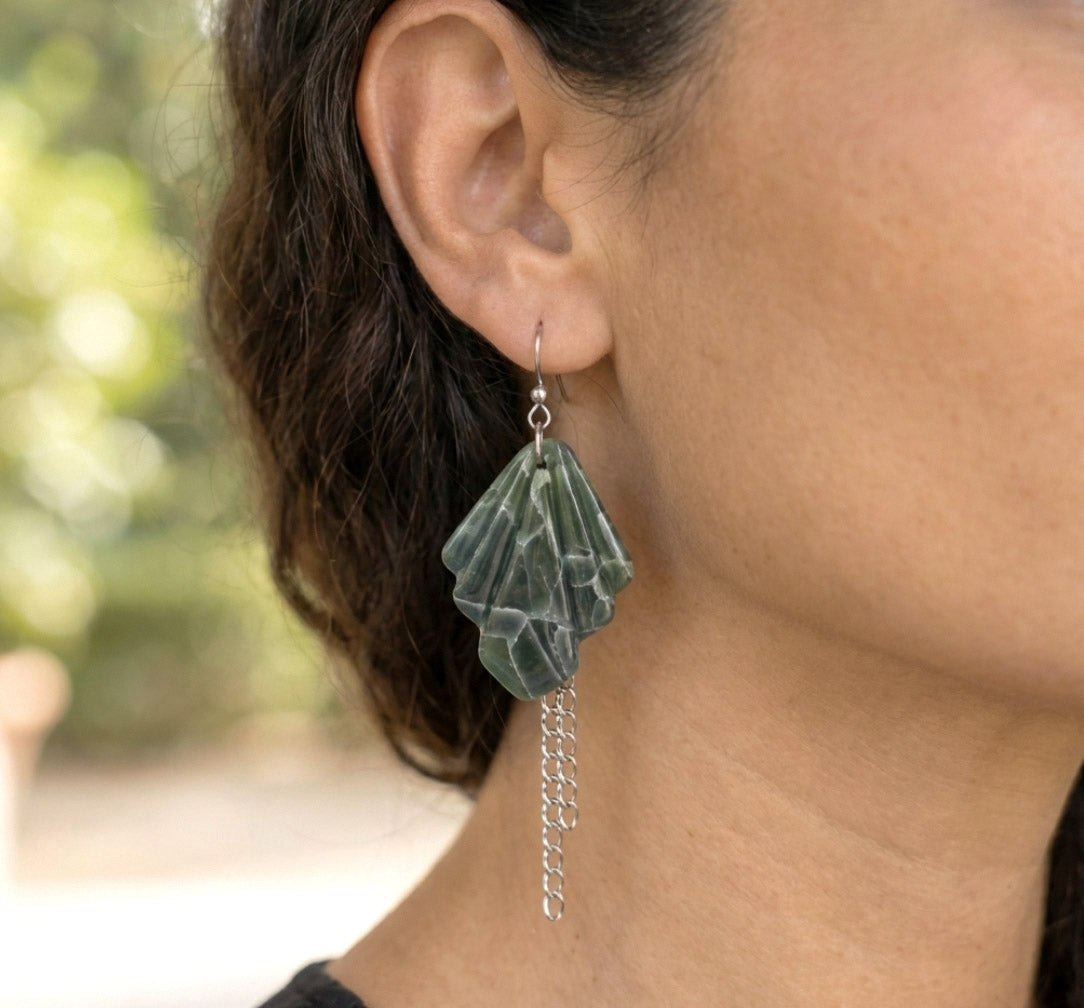 Grün Naturstein-Marmor Ohrringe mit Kettenelement – Handgefertigte Statement Pieces