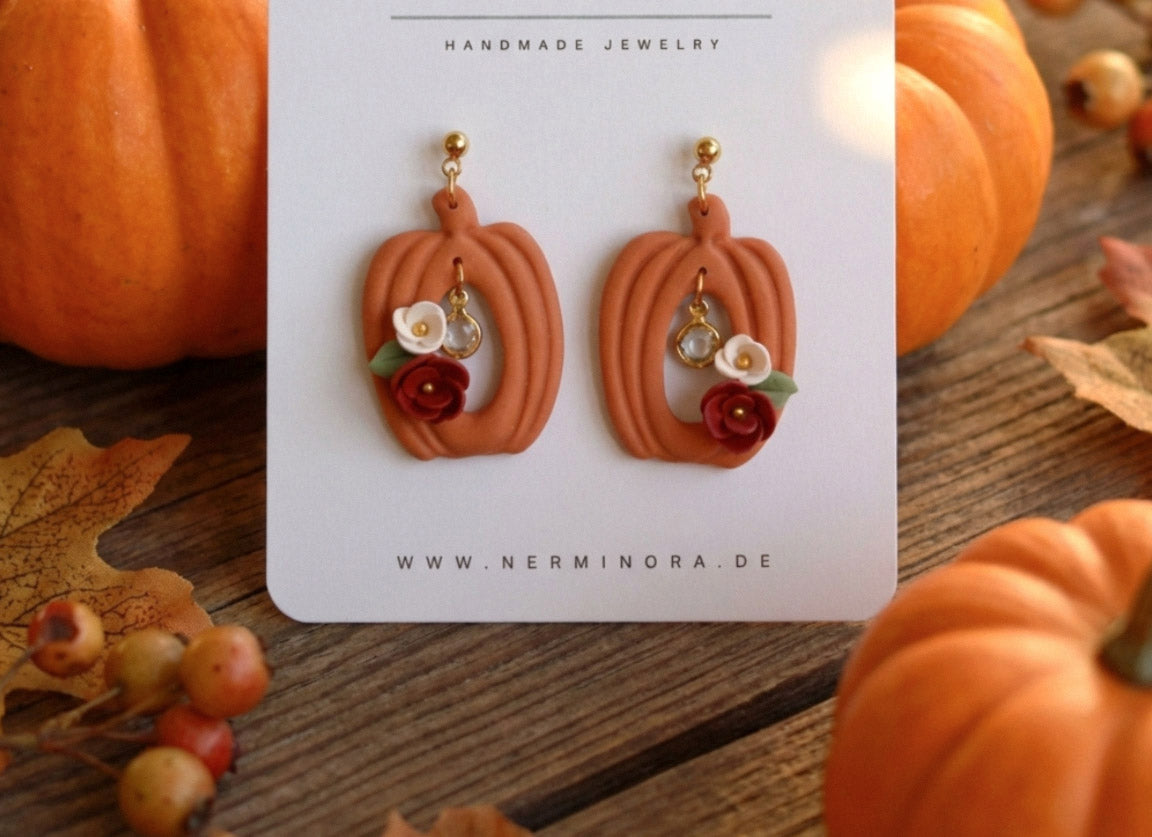Herbstliche Kürbis-Blumen Ohrringe – Handgefertigte Polymer Clay Statement Ohrringe