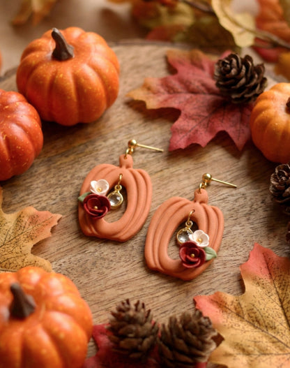 Herbstliche Kürbis-Blumen Ohrringe – Handgefertigte Polymer Clay Statement Ohrringe