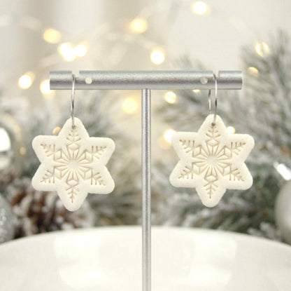 Schneeflocken Ohrringe Weiß Glitzer – Handgefertigte Polymer Clay Statement Ohrringe