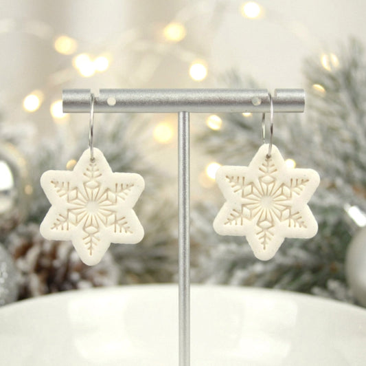 Schneeflocken Ohrringe Weiß Glitzer – Handgefertigte Polymer Clay Statement Ohrringe