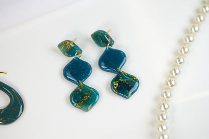 Wavy Chain Ohrringe – Teal mit Goldflocken