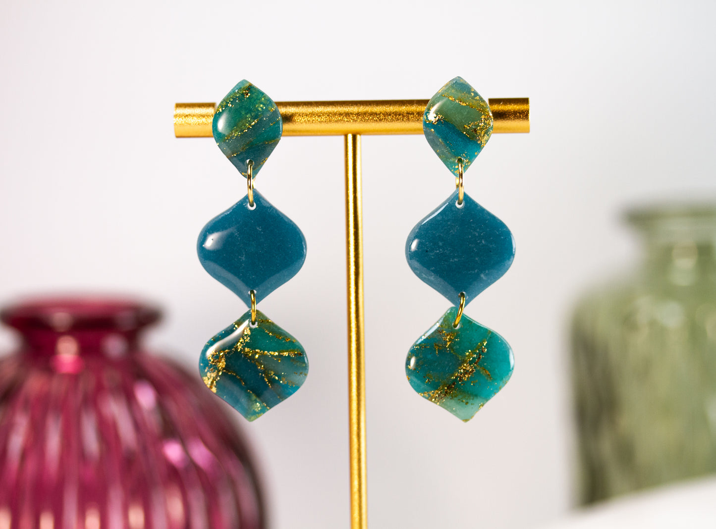 Wavy Chain Ohrringe – Teal mit Goldflocken