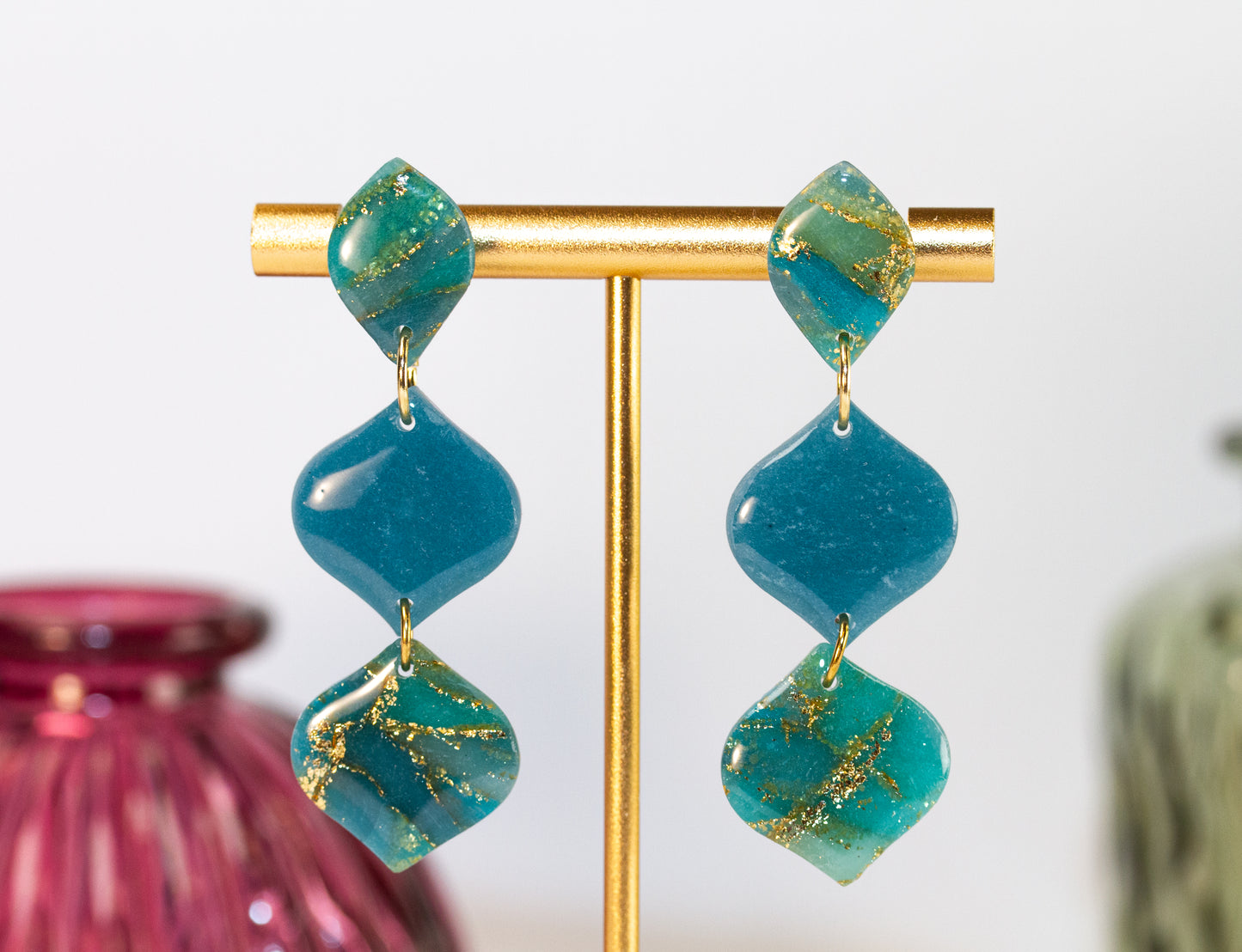 Wavy Chain Ohrringe – Teal mit Goldflocken