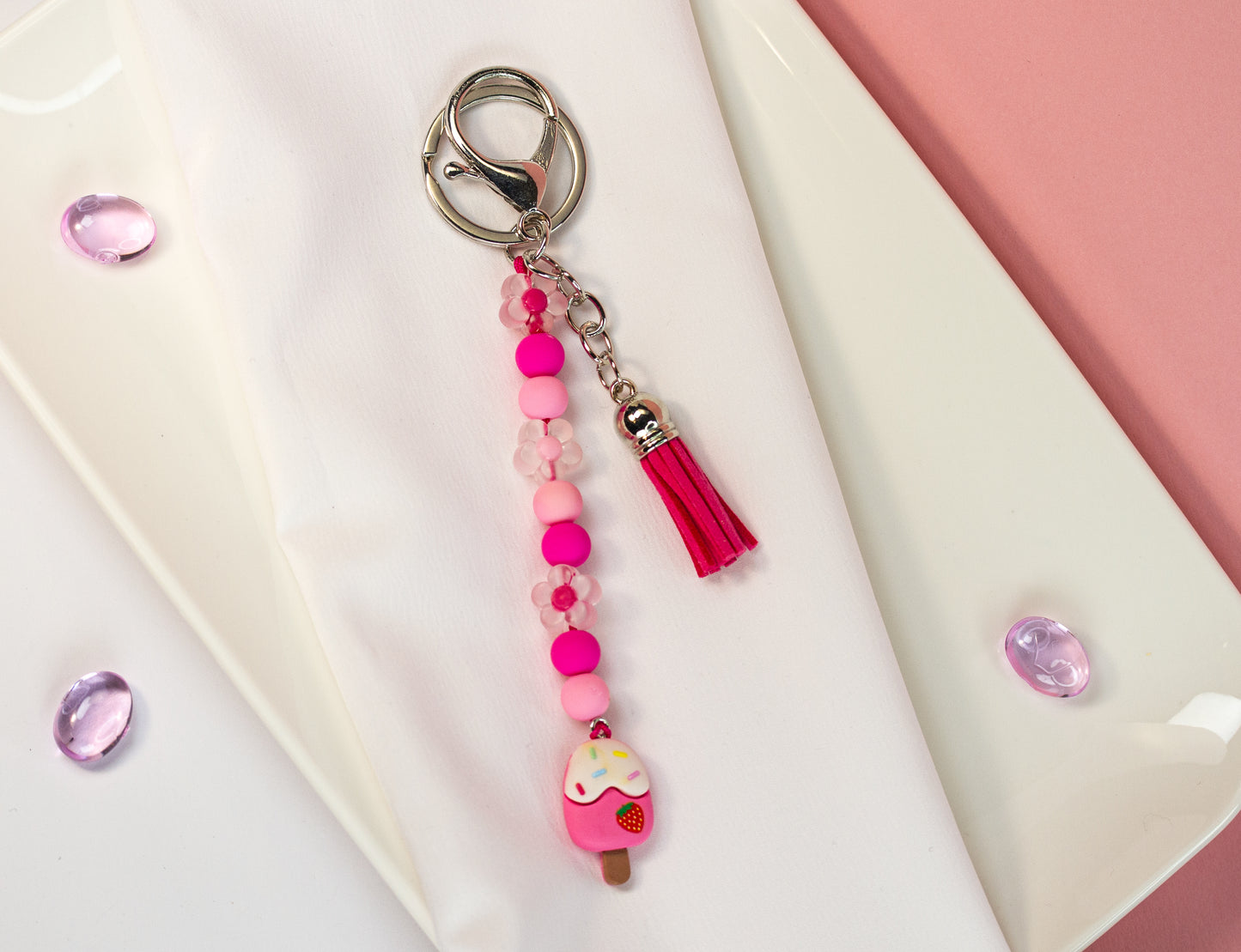 Happy Creamy Schlüsselanhänger - Perlen, Charm & Quaste