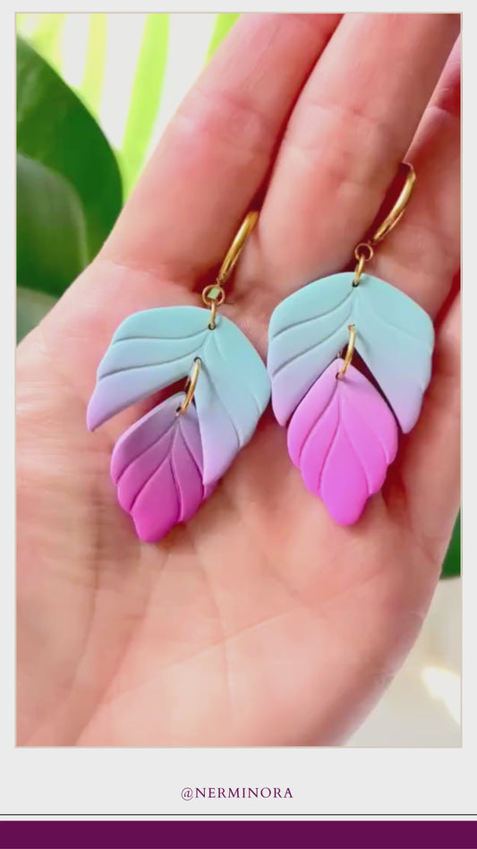 Pink Blue Gradient Leaf – Ohrringe mit Farbverlauf